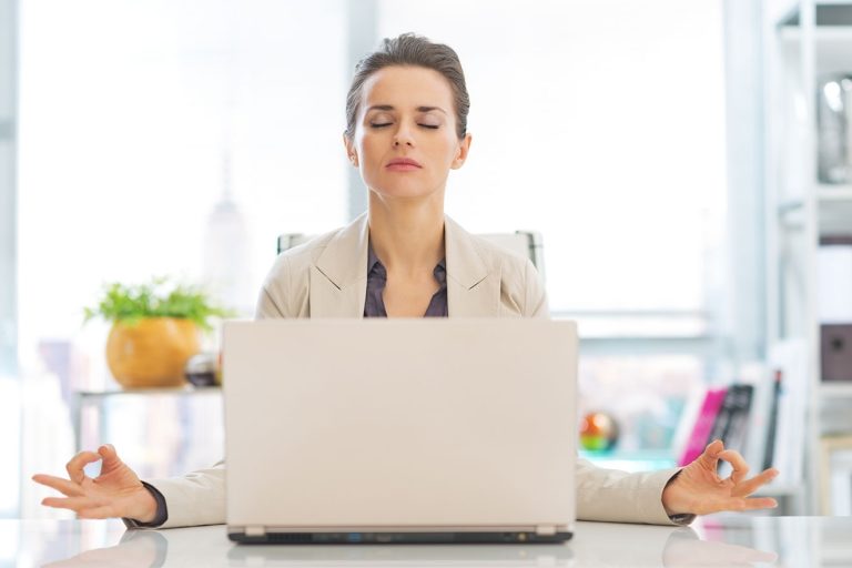 femme méditant devant son ordinateur