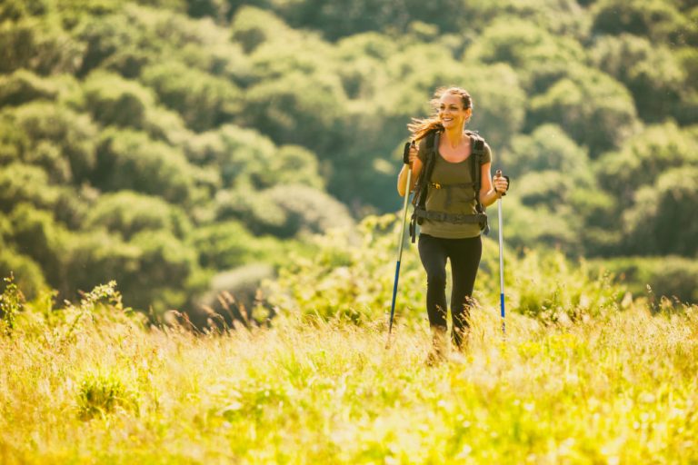 Jeune femme faisant de la randonnée dans les montagnes et profitant de la nature