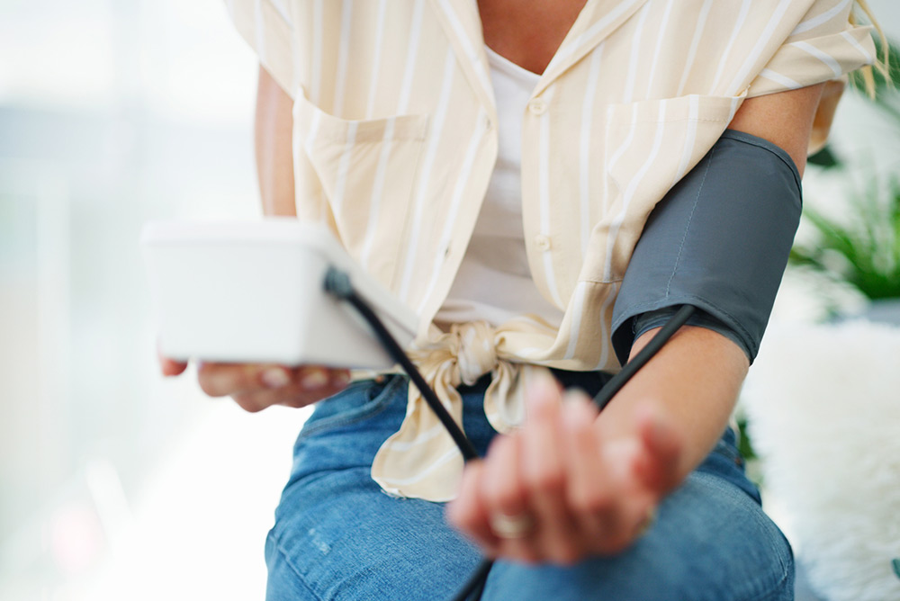 Jeune femme qui mesure sa tension artérielle