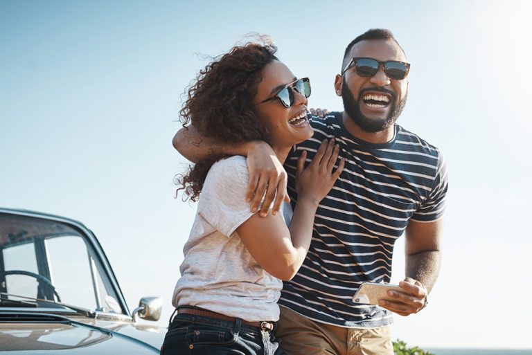 Jeune couple en voyage heureux qui profite du paysage et de la nature