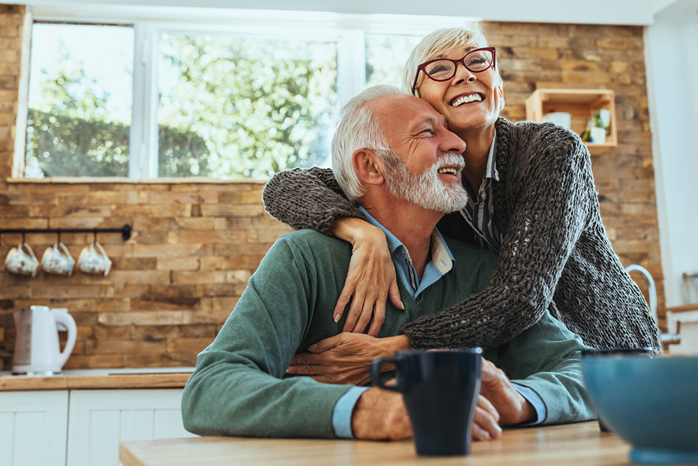 Couple heureux de personnes âgées dans la cuisine au réveil