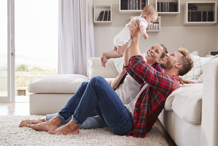 Couple dans salon avec leur enfant