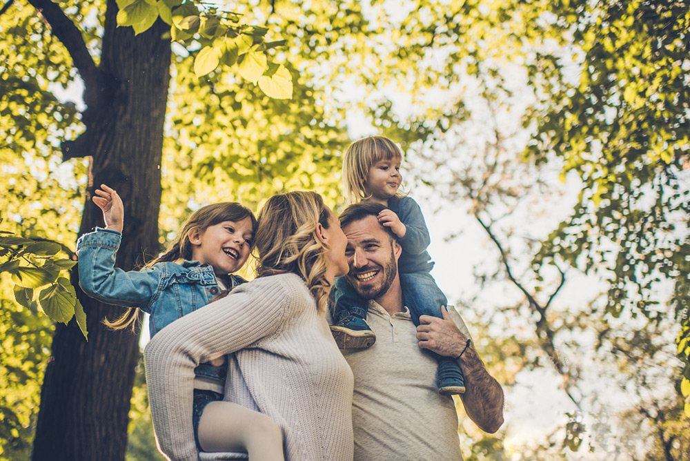 Famille en promenade dans les bois profitant de la nature