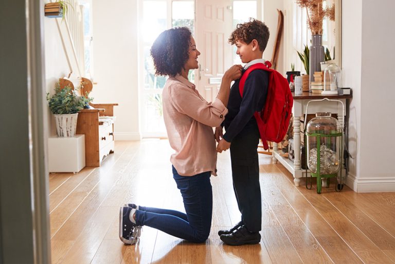 Maman qui prépare son fils pour aller à l'école