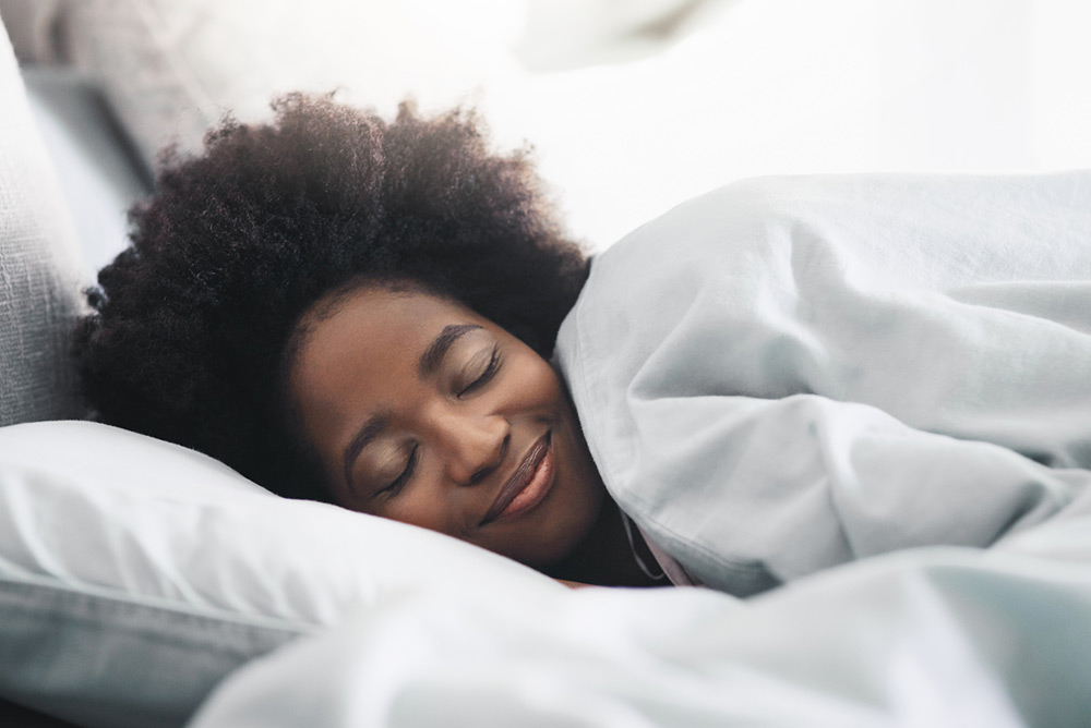 Femme dormant paisiblement dans son lit