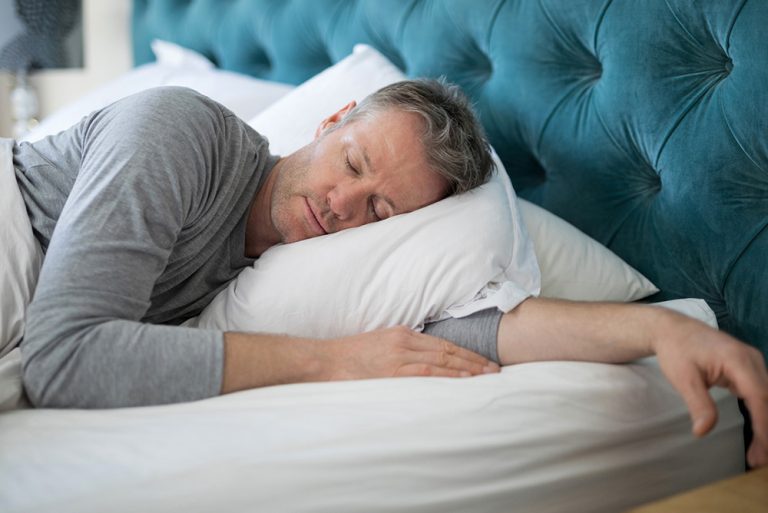 Homme dormant paisiblement dans son lit