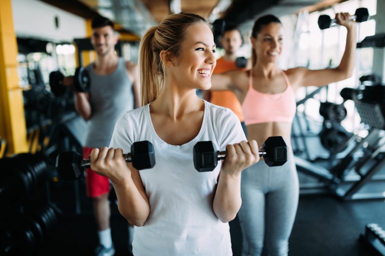 Jeunes femmes à la salle de sport