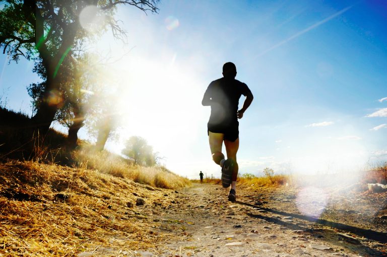 Jeune homme effectuant un footing sur un chemin