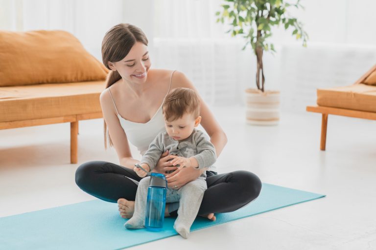 Mère et son fils effectuant du yoga