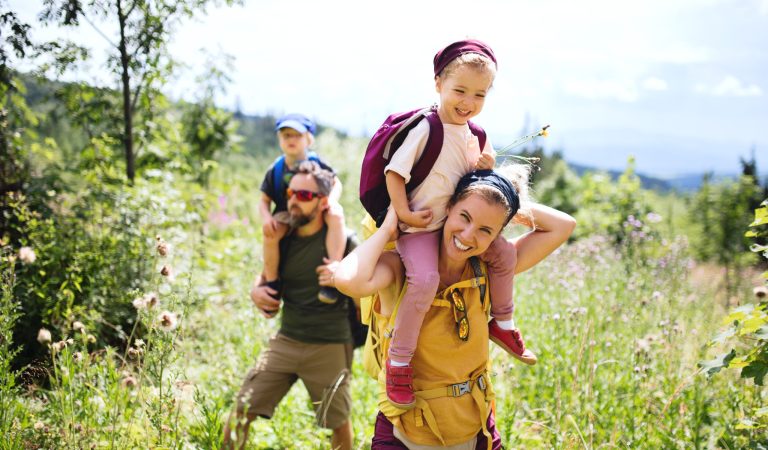 Famille et jeunes enfants en randonnée