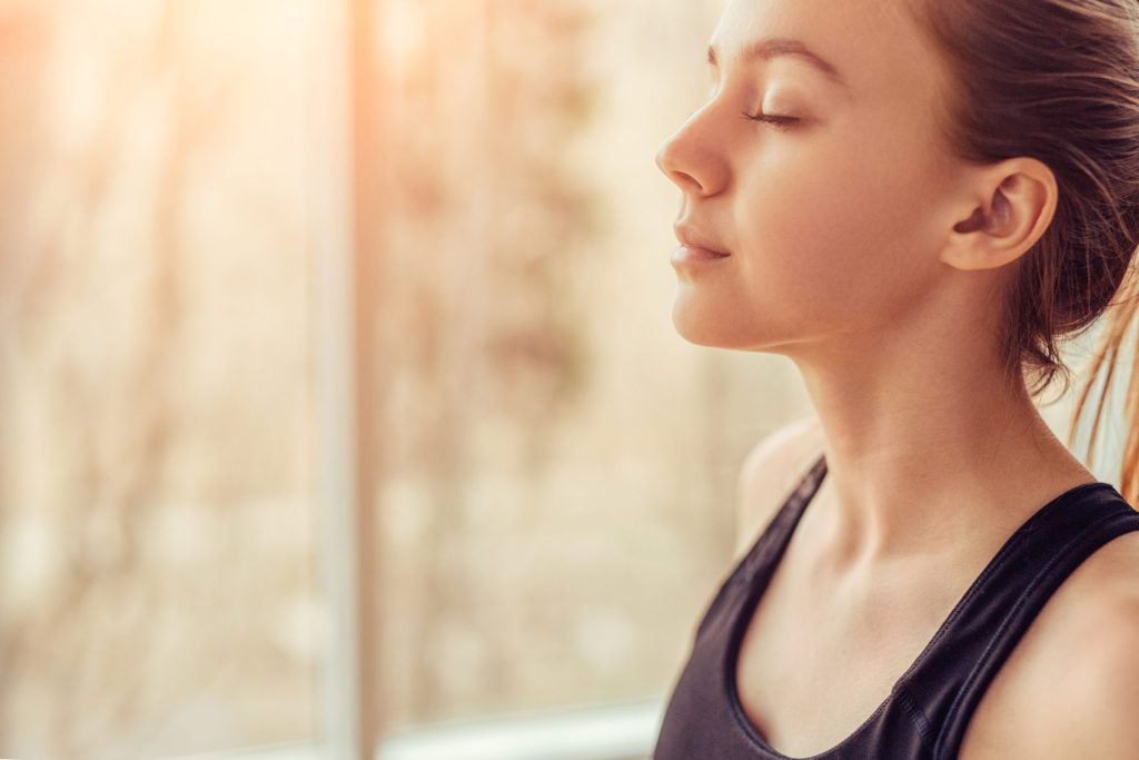 Femme ressentant l'air