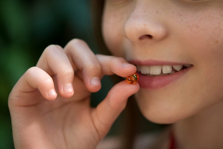 Jeune fille prenant un complément alimentaire