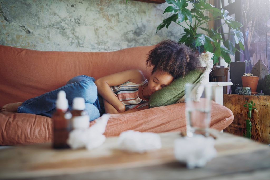 Femme allongée sur le canapé et dormant