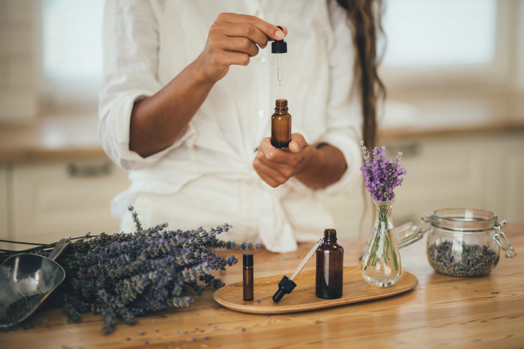 Jeune femme avec pipette pour huile essentielle